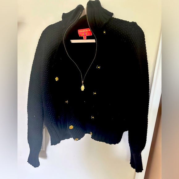 Manoush Sweater SZ:L Black Hand Knit 100% Merino Wool golden color Lotus Button - Picture 1 of 6